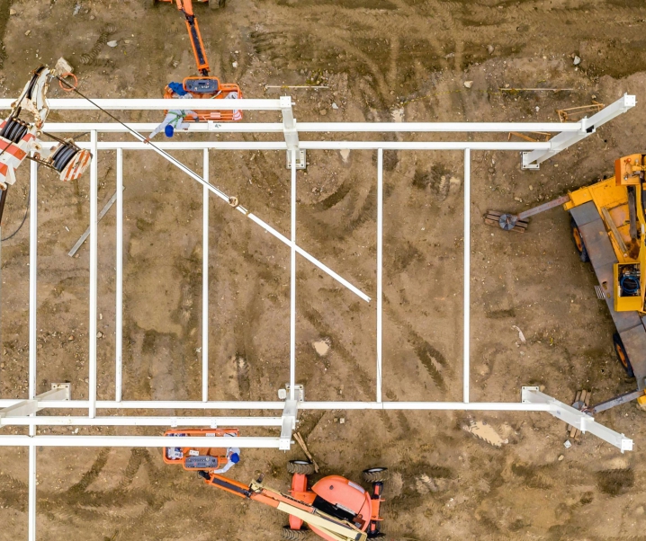 Kranen in de bouw en de technologie die bouwprojecten vooruit helpt