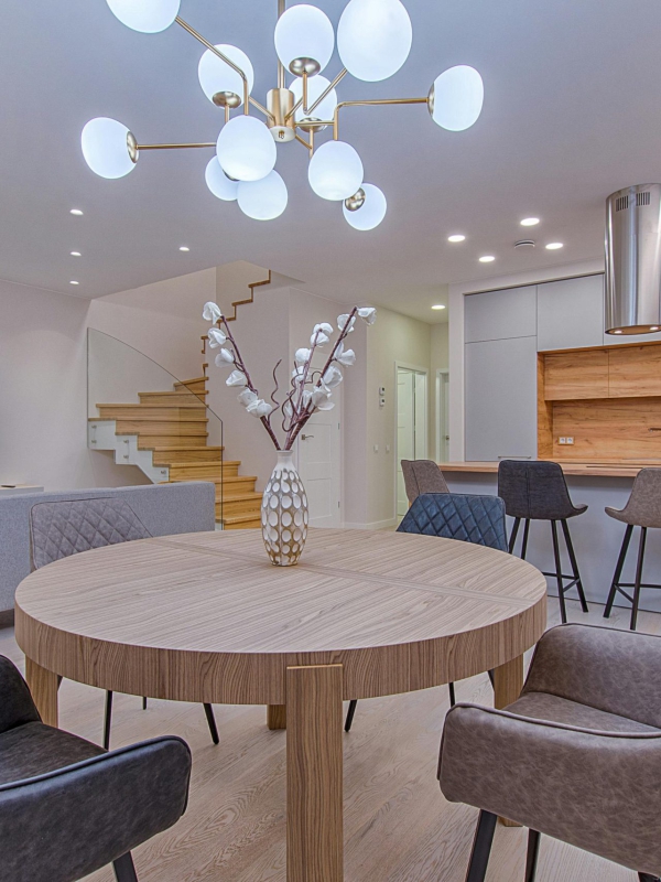 Hoe eetkamerstoelen sfeer creëren in je eetkamer