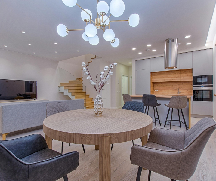 Hoe eetkamerstoelen sfeer creëren in je eetkamer